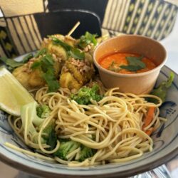 Pad Mee Sua et Brochettes de Poulet Satay
