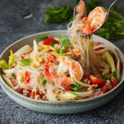 Salade de nouilles aux fruits de mer